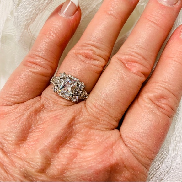 🌟RAVE REVIEWS-RESTOCK🌟| 2 CT White Sapphire Ring - Picture 6 of 8